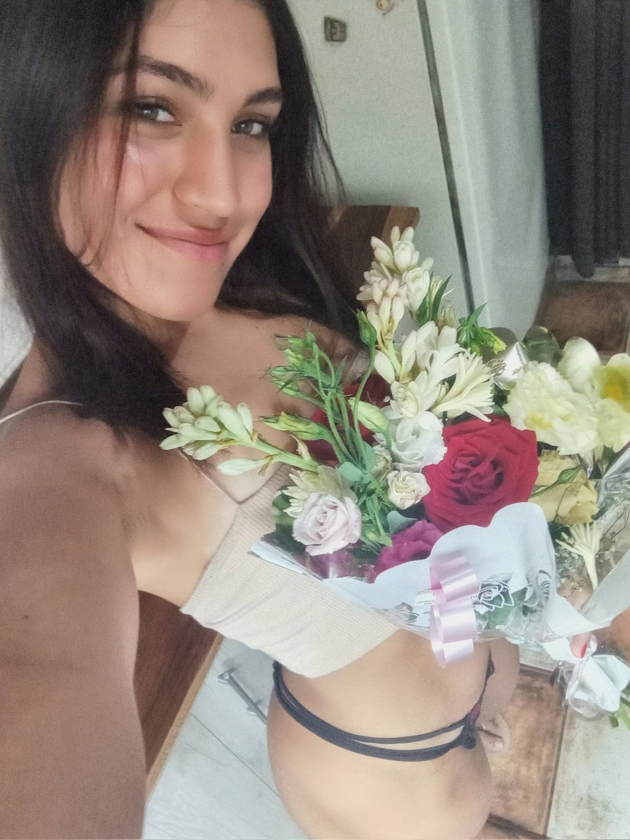 _vickygramajo's tweet photo. hace unos dias mi amorci me regalo el ramo mas hermoso💘💘💘💘 https://t.co/7yYKVqUz3b