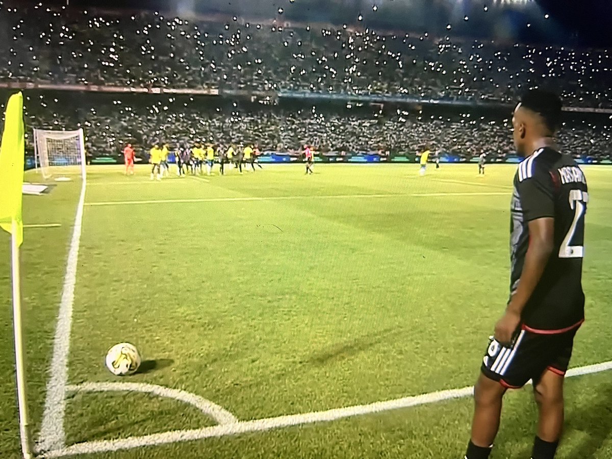 This is the corner that led to the Pirates penalty … how do the officials not spot this? <a href="/Lorenz_KO/">Lorenz Köhler</a> <a href="/Velile_Mnyandu/">Velile Mnyandu 🇿🇦</a>