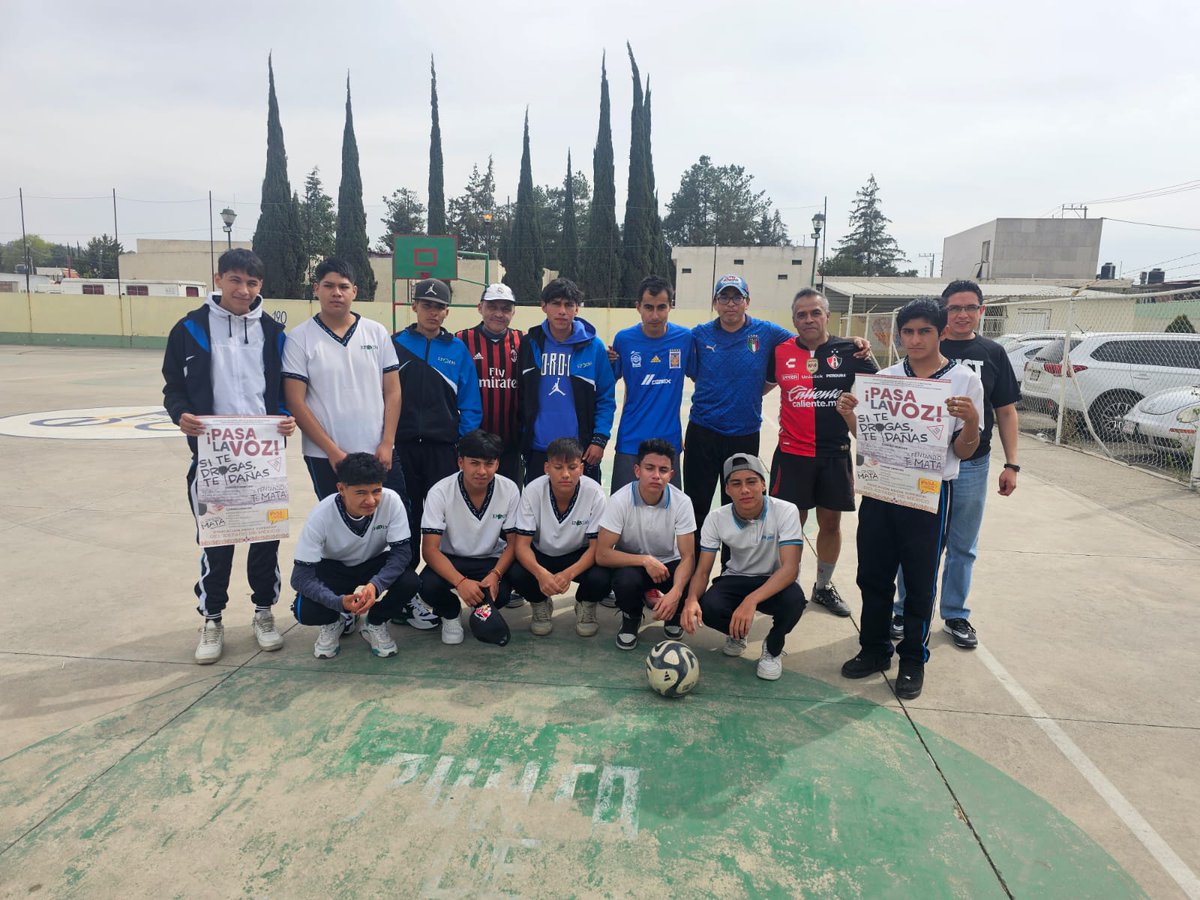EPO_190's tweet photo. Se llevó a cabo partido de fútbol amistoso entre docentes y estudiantes del plantel reflexionando que el deporte es un entorno seguro y recreativo que les proporciona desafíos diarios de superación #EstrategiaEnElAulaPrevenciónDeLasAdicciones
@SEDUCedomex
@SEMSedomex
@DGEMSedomex https://t.co/ajjSS8ZLG8