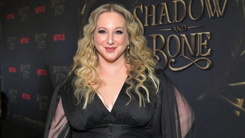 🌟 #LeighBardugo (6 de abril de 1975)

ℹ️ Escritora israelí de fantasía juvenil
---
📖 🎬 Libro versus Serie: 'Sombra y hueso' (Temporada 1)▶️ bit.ly/3vWhbWz 

🧵 Hilo sobre el #Grishaverse ▶️ x.com/cinedeescritor…

#SHADOWANDBONE #SeisDeCuervos #ReinoDeLadrones