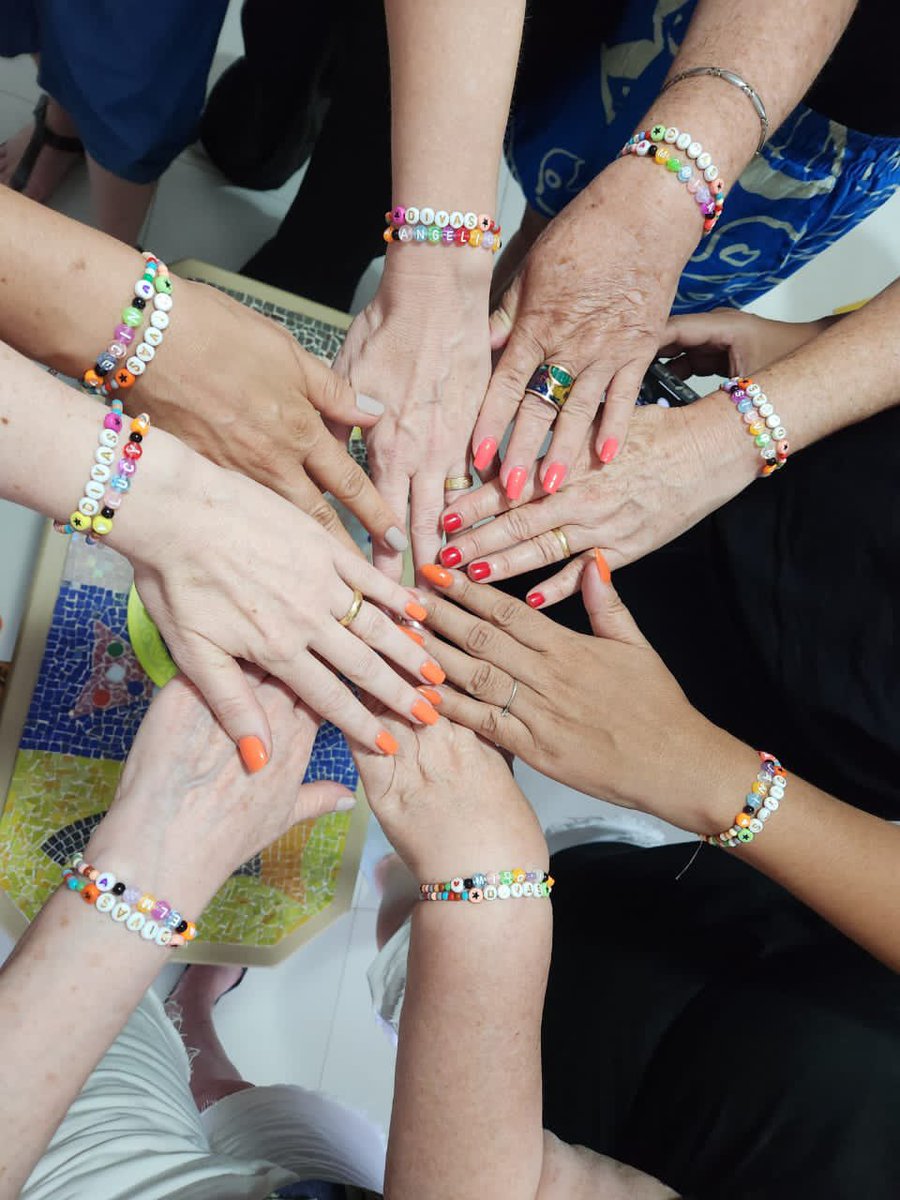 gente sério minha mãe tem um grupo de amigas chamado “divas” e elas são muito divonicas babilônicas juro