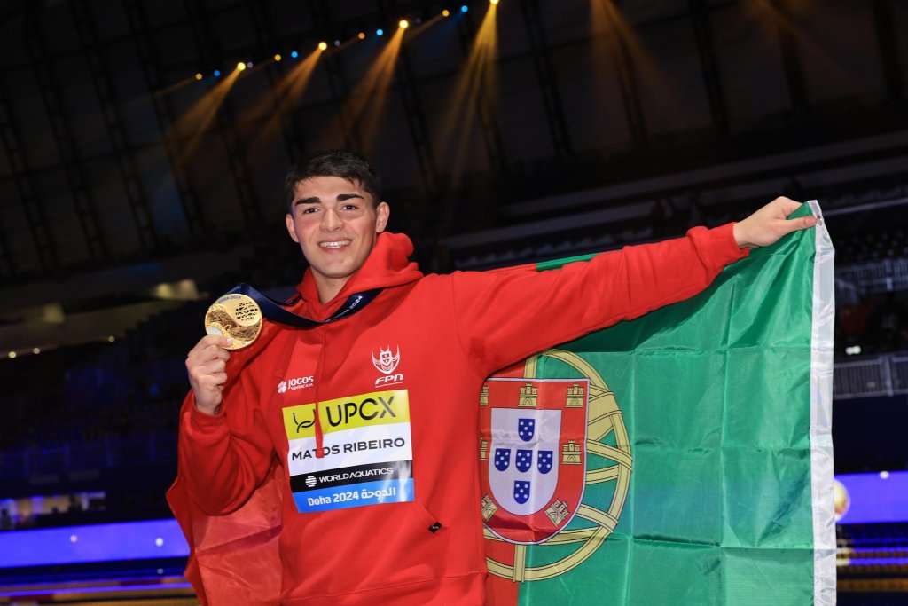 Diogo x 2. Já não bastava ao Diogo Ribeiro conquistar um título de campeão mundial de natação, teve que arrancar mais um, este com grande potencial olímpico. Orgulho de um país inteiro. Parabéns, Diogo!