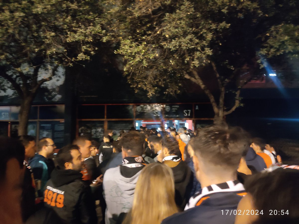 Para entrar a Mestalla hoy hay que presentar mil papeles? <a href="/valenciacf/">Valencia CF</a>  Empieza el partido y aquí estamos...