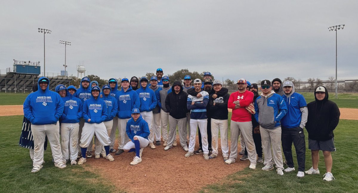 BaseballNatalia's tweet photo. It was a cold one but glad we were able to keep the tradition alive! Thank you to all the Alumni who were able to participate, they definitely still got it! #MustangForever https://t.co/UcRuEglzNN
