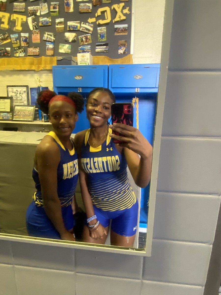 Camaella3's tweet photo. Had an amazing visit @ Southeastern Oklahoma State University!!! 💛💙💛 
Do I look good in blue and gold? https://t.co/acDbPf7Xpc