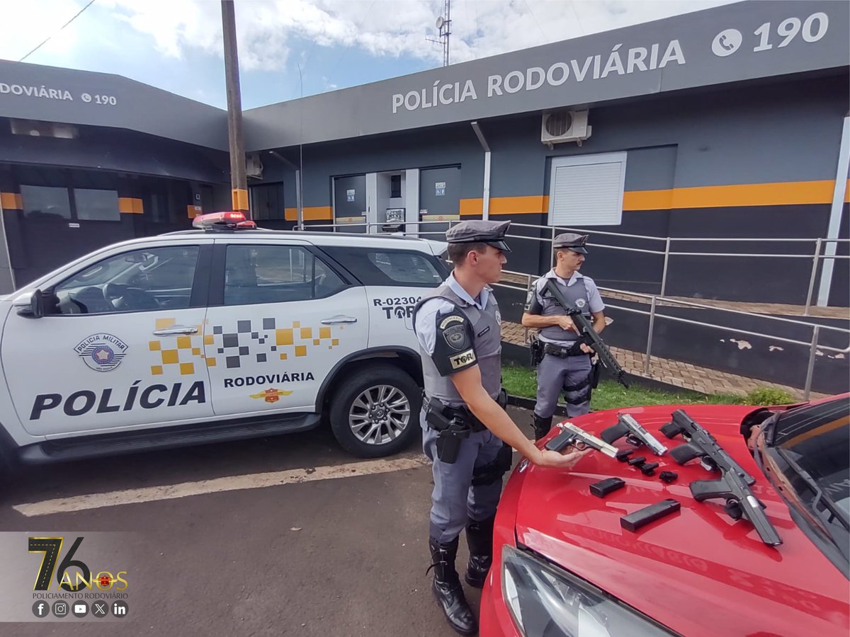 RodoviariaPMESP's tweet photo. Na tarde de ontem (16), policiais militares do 2º BPRv prederam um casal por tráfico de armas de fogo, pelo km 15 da Rodovia Orlando Quagliato (SP-327), em Ourinhos/SP. 

#76AnosPoliciamentoRodoviário #PolíciaRodoviáriaSP #AnjosdoAsfalto #PMESP

AGÊNCIA DE NOTÍCIAS CPRv. https://t.co/8ge3lZ6XTn
