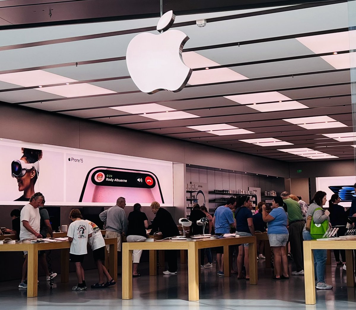 iproduceresultz's tweet image. No one at Vision Pro table. Apple Watch table encircled. ⁦@Apple⁩ #wearable #ambientcomputing