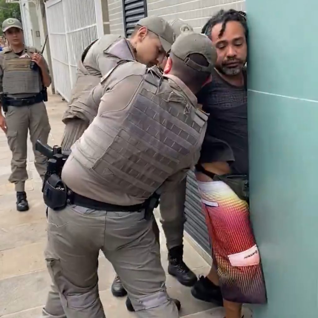choquei's tweet photo. 🚨AGORA: Homem negro agredido por um homem branco em Porto Alegre, no Rio Grande do Sul, foi solto pela Brigada Militar após a presença de um advogado. O suposto agressor também foi liberado.

No boletim de ocorrência foi registrado como briga e não tentativa de homicídio. Uma denúncia foi aberta e será feita a coleta de depoimento das testemunhas.