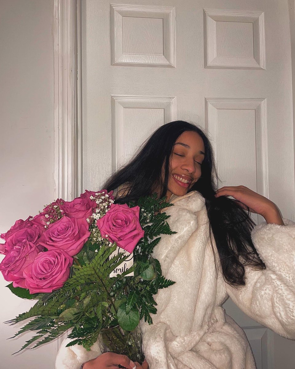 MsNicoleC_'s tweet photo. “Give a woman her flowers &amp; watch her continue to bloom.”🌷🤍

Ladies give yourself some flowers &amp; pour into yourself at “Daddy’s girl” or not: The Conference! 🎉

LESS THAN 2 WEEKS OUT &amp; tickets are almost done😅😅 GO REGISTER NOW! Link in Bio💕 https://t.co/TmnSnqSx8c