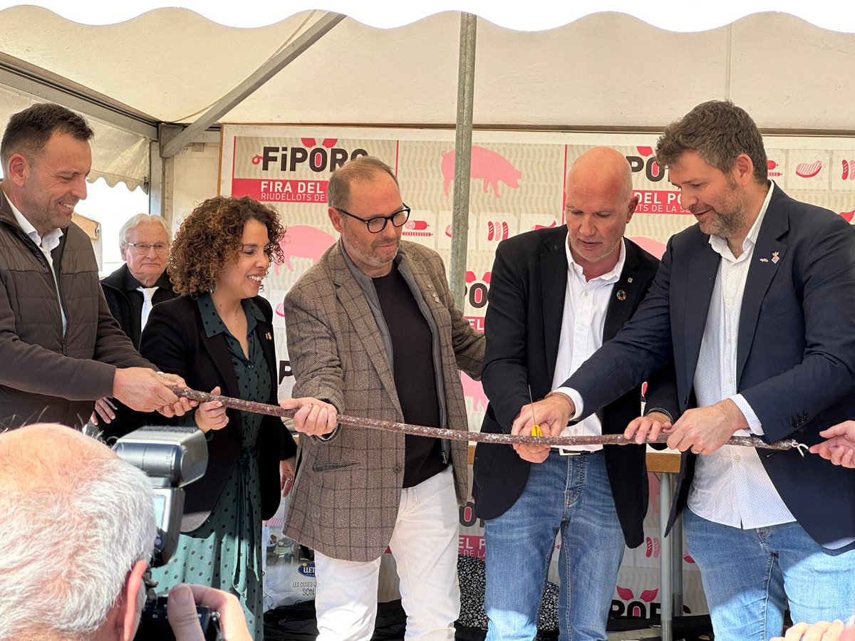 CanalAjuntament's tweet photo. 🐽#Riudellots de la Selva s’omple de visitants el primer dia de l’onzena edició de #FIPORC 

🗣️El conseller d’Acció Climàtica, David Mascort, i el vicepresident de la #DdGi @jordi_camps  han inaugurat aquest migdia la Fira del porc per excel·lència de les #comarquesgironines

🗓️La Fira tancarà portes diumenge amb una programació 100% familiar

📸 @ICONNA1 
✍️ @Notidig 

👀👉https://t.co/kTrr7aEPgR via @canalajuntament