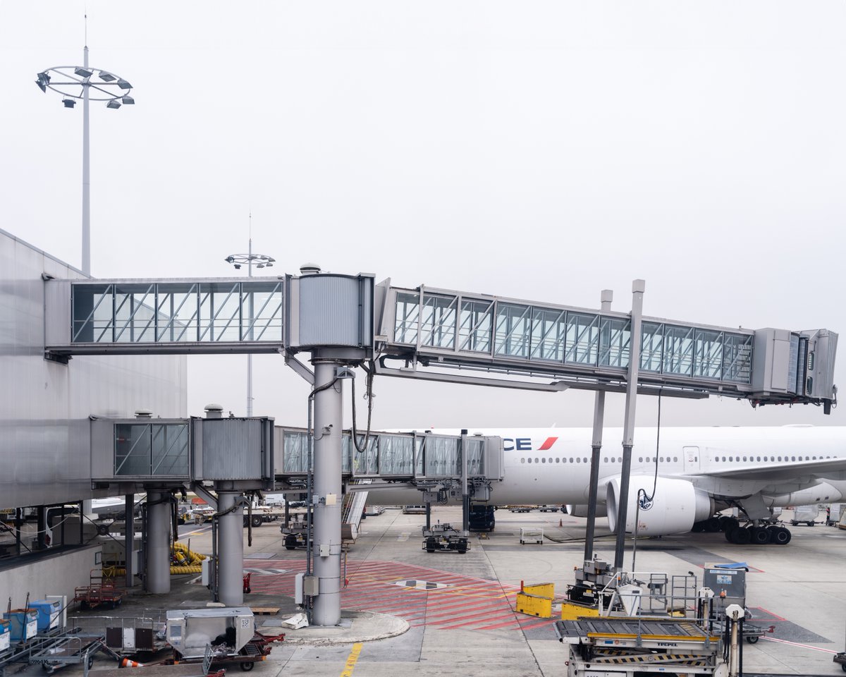 For the love of glass jetways and beautiful airport infrastructure. Window seat view aboard @airfrance at @ParisAeroport CDG. #avgeek