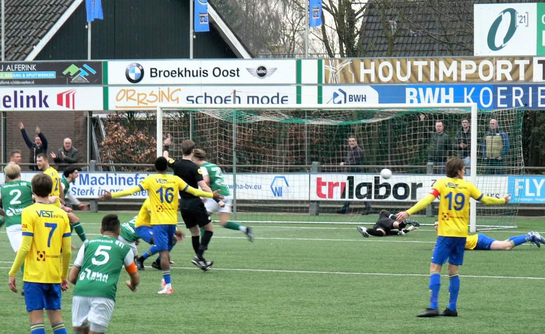 Trainer <a href="/matthijsblijham/">Matthijs Blijham</a> <a href="/svBonboys/">sv Bon Boys</a> zit voor examen <a href="/KNVB/">KNVB</a> één wedstrijd als coach op bank bij plaatsgenoot <a href="/HSC21/">HSC '21</a> <a href="/Derde_Divisie/">Derde Divisie</a> . Dubbel succes: 1-0 winst en diploma.