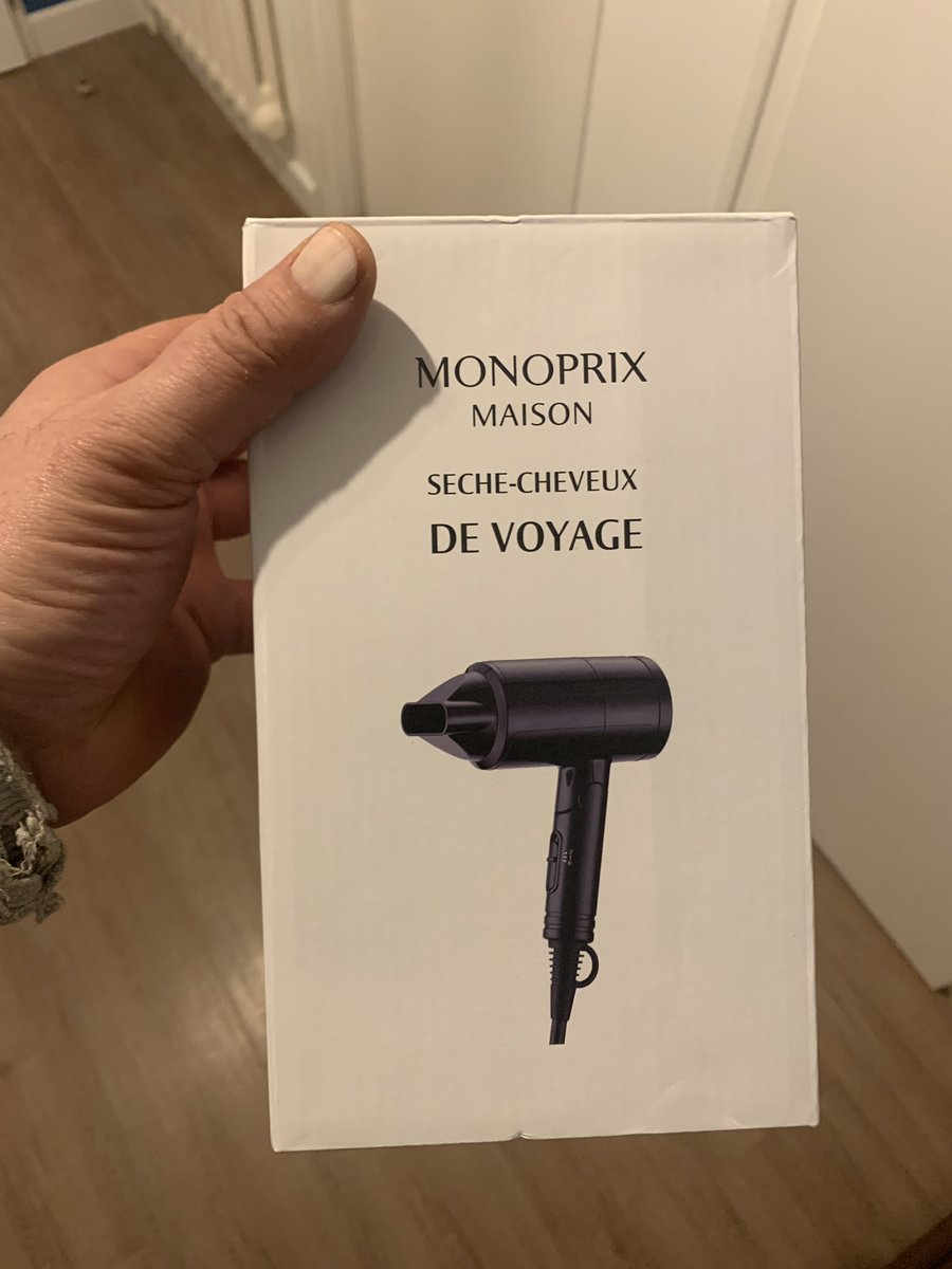 GiardWilfrid's tweet photo. @MonopSav 
Attention Danger - sèche cheveux de voyage Monoprix 
Acheté cet après-midi au Monop de Rennes.
Ma femme l’a essayé en rentrant :
En l’allumant grosse étincelle / arc électrique - il a fait « sauter les plombs » et a bousillé le différentiel qui ne se réencleche pas. https://t.co/Hy2iJr5zHg