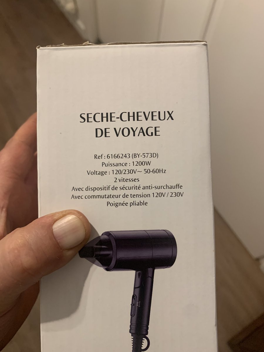 GiardWilfrid's tweet photo. @MonopSav 
Attention Danger - sèche cheveux de voyage Monoprix 
Acheté cet après-midi au Monop de Rennes.
Ma femme l’a essayé en rentrant :
En l’allumant grosse étincelle / arc électrique - il a fait « sauter les plombs » et a bousillé le différentiel qui ne se réencleche pas. https://t.co/Hy2iJr5zHg