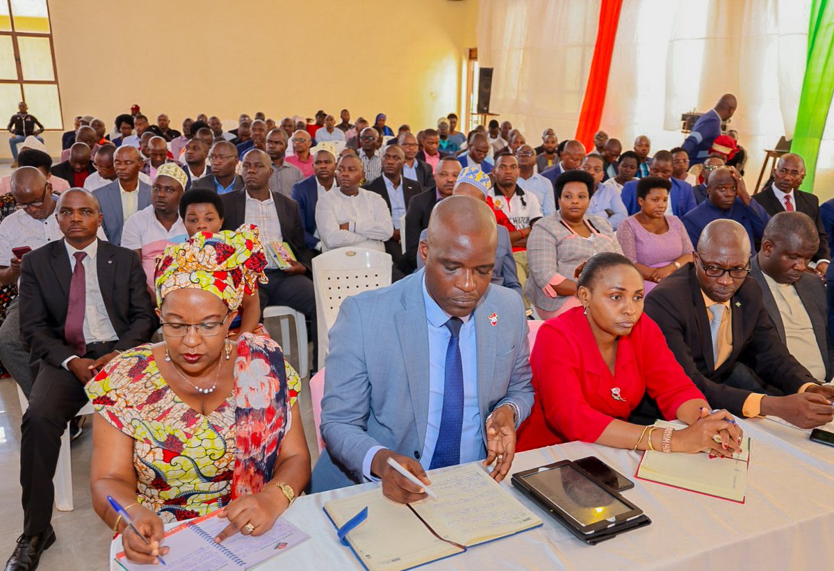 RTNBurundi's tweet photo. Avant l'octroi de ce don,les responsables de #JitMat avaient présenté leur projet dans 1 réunion d'évaluation des réalisations par les natifs de @MuyingaProvince. Ces responsables ont indiqué que l'objectif clé du projet est la création d’1 unité de transformat° du sucre. https://t.co/02n5JEsmpp