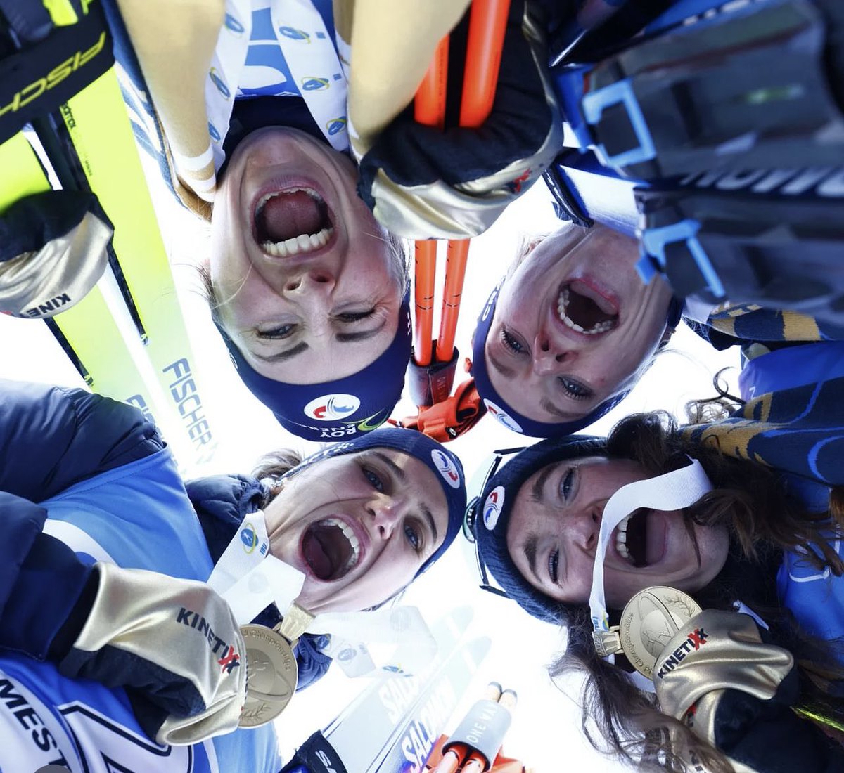 MERCI pour les émotions 

Elle est si belle notre équipe de France ❤️ ( et on oublie pas Oscar, Gilonne, Jeanne, Antonin, Emilien C, Océane … )