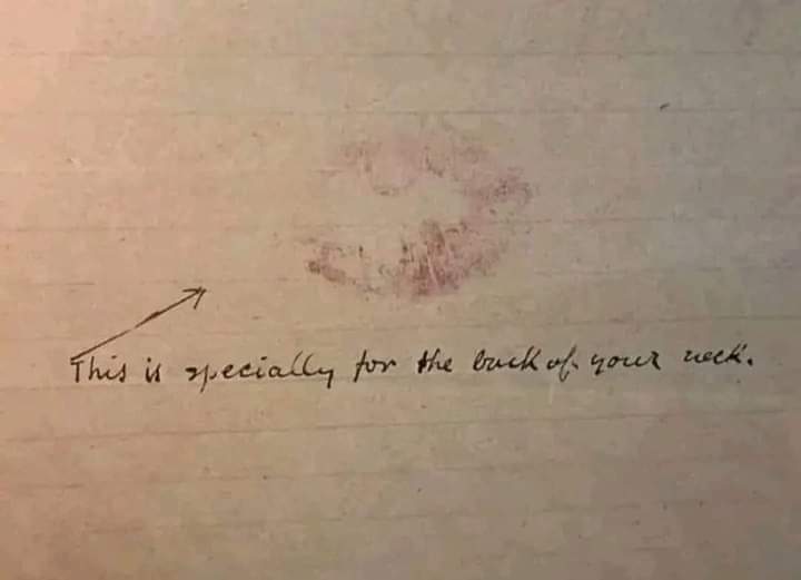 یہ خط 1931 میں میکسیکن مصورہ فریڈہ کاہلو کی جانب سے اس کے محبوب امریکی فوٹوگرافر " نکولس مرے " کو بھیجا گیا، جس میں اس نے لپ اسٹک کی مدد سے بوسے کا نشان ثبت کیا اور لکھا، 
" یہ خاص طور پر تمہاری گردن کے عقب کے لیے " ❤️