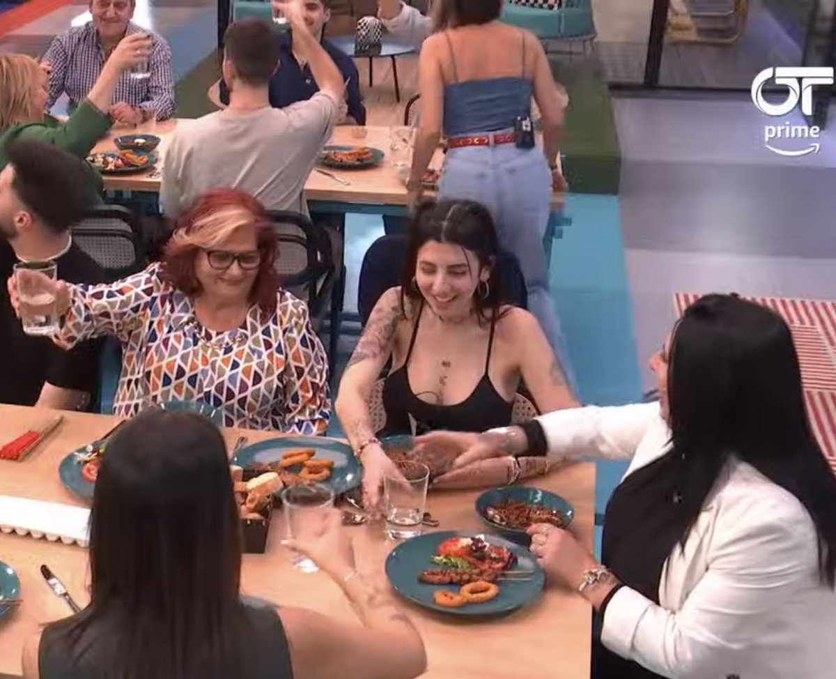 papaporzingis's tweet photo. necesito un reality de estas tres reinas #OTDirecto17F https://t.co/ml7ZQYkCXY