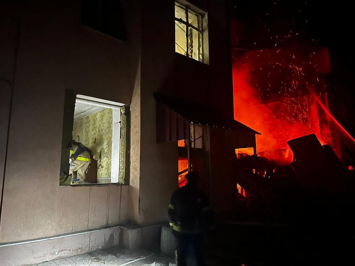 Kramatorsk_Post's tweet photo. #russians attacked Kramatorsk and Sloviansk with missiles tonight. A school has been ruined in #Sloviansk, and two houses have been destroyed and about twenty damaged in #Kramatorsk
The rescue operation is in progress.

Pictures by the regional administration.

#Ukraine️ https://t.co/S4NwupNMZd