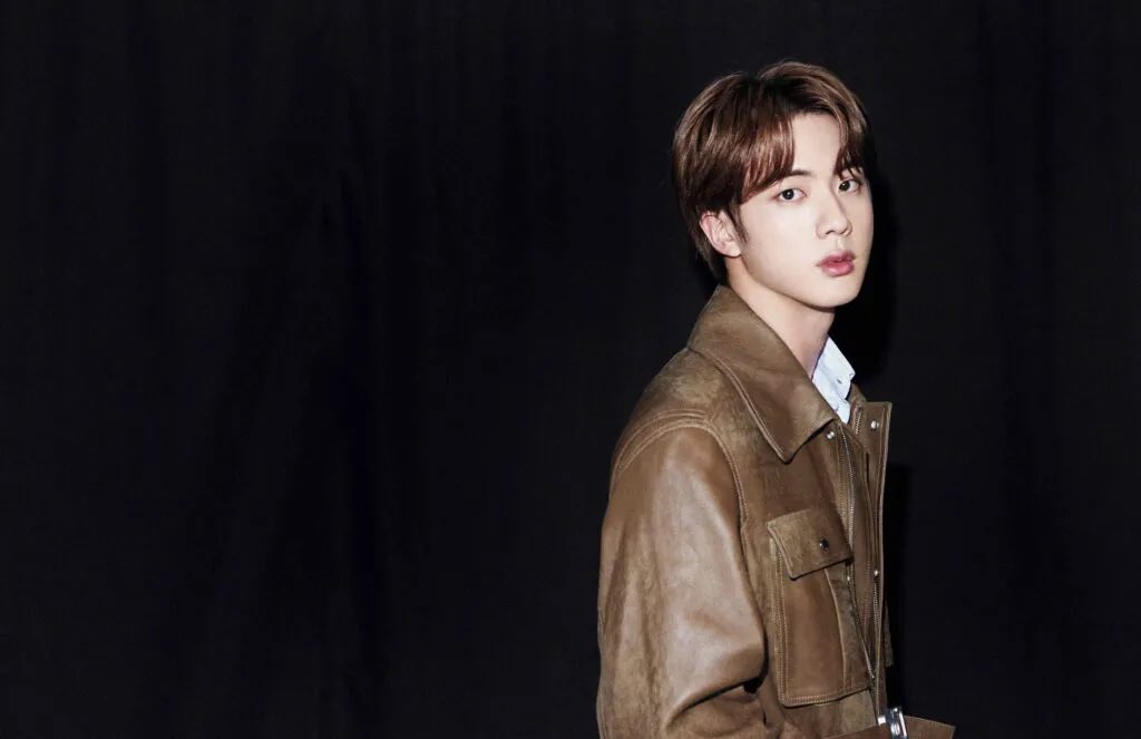 SaudiJin92's tweet photo. 📷|24.2.17

صور خاصة  لجين من كتيب الصور الياباني 2020  

🐹:الارمي هم دائما مركز تغيري

#BTSJIN #방탄소년단진 #JIN 
M https://t.co/fTnGyojAQx