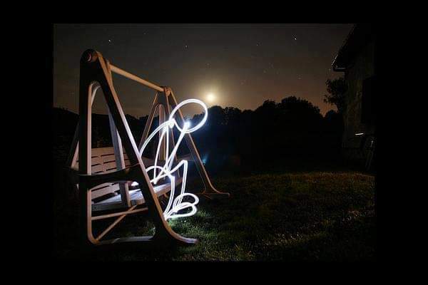 والصوت يحترفُ الخيانةَ
والسكوتُ كمن يخون
حتى الجذور مدانة
بذنوب إنجاب الغصون
حتى الصخور لأنها
كانت لذي يزن حصون
حتى الذي كان احتلالا
ملسوه بالسمون
..
#البردوني
#اليمن