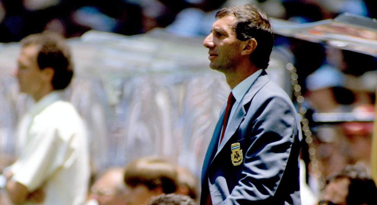 Bilardo está en el Salón de la Fama de la FIFA. Jugó dos finales de Mundial eliminando a todos los campeones. Discípulo de Osvaldo Zubeldía y maestro de Alejandro Sabella. Fue el gran ladero de Diego Maradona. Inventó un sistema táctico. 
Respeten los rangos, no sean ignorantes.