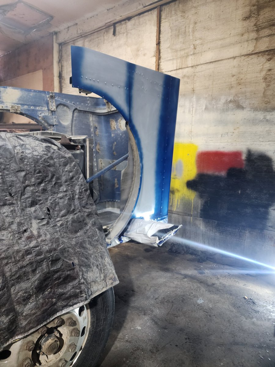 philip_buhler's tweet image. This week&apos;s shop jobs. A custom sand and paint on the pete and blast and paint on our grain trailer. Jobs keep on flowing through. #shopwork #customwork #rebuilt