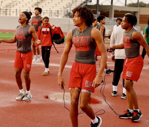 mann13_ayden's tweet photo. “Push harder than yesterday if you want a different tomorrow.” 🚀
#VincentWilliamsSr 
#ADM13 #Texas #bootcamp #Judson #StudentAthlete #widereceiver #freshman #Focus 
@JISD_ATHLETICS @JudsonFootball @JISDRocketPride @coachsotopop @CoachQ_Green @Coach__Call https://t.co/PgdxRYmwvt