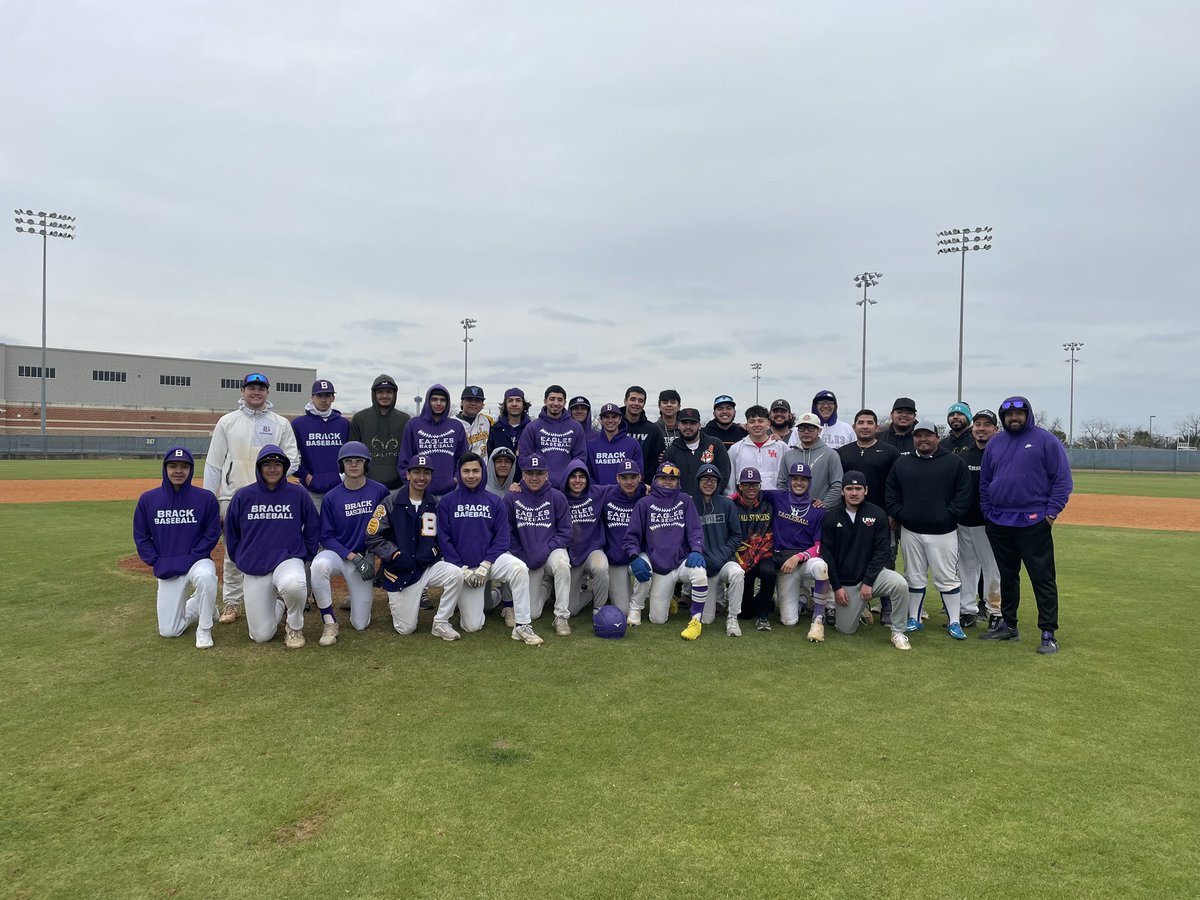 COACHAGII's tweet photo. Nice turnout for our Alumni game!! Thanks to all who braved the weather! @SAISDBrackHS @BrackAthletics
#EAGLEBALL https://t.co/GO5bJ2DnRt