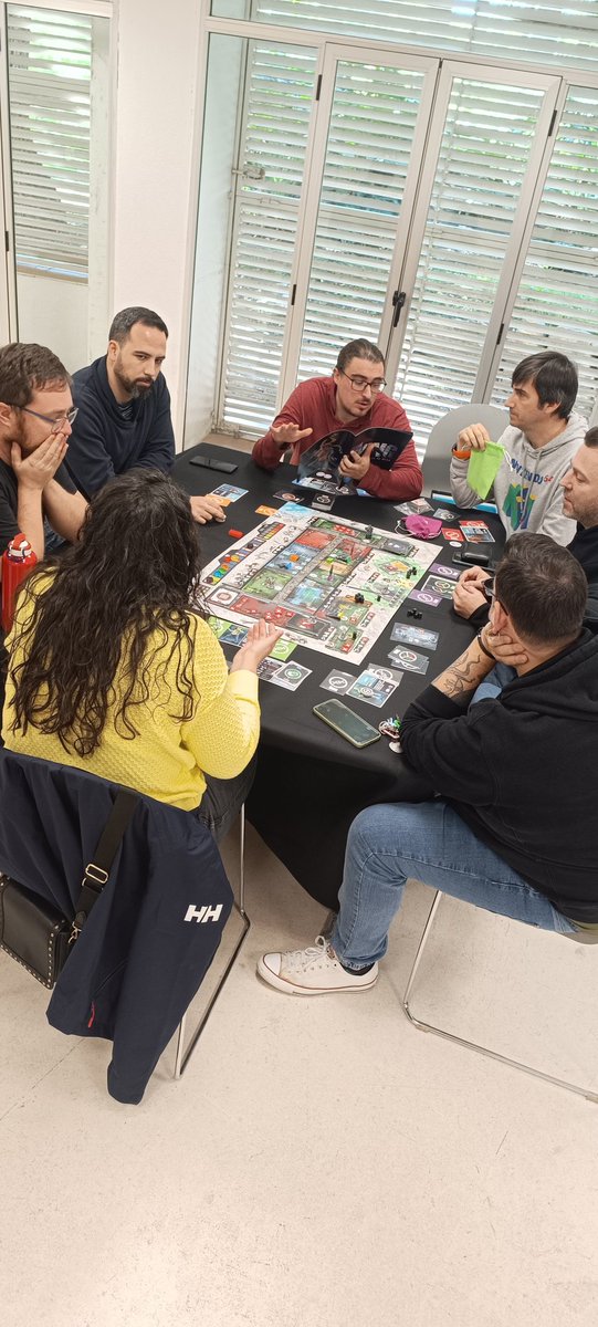 Hoy hemos tenido nuestra quedada mensual   con muchos juegos de mesa, MESBG y una mesa de rol. 
Entre los juegos de mesa The Thing, Endless Winter, White Castle y un montón de familiares. Por otro lado, Vaesen sigue ganando adeptas y adeptos.