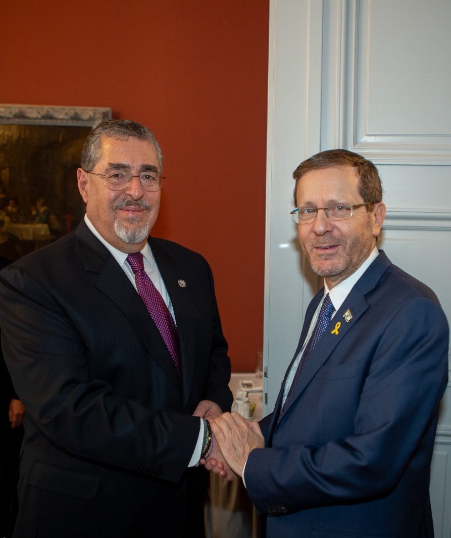 El mandatario @BarevalodeLeon, durante su jornada de este sábado, también conversó con el presidente de Israel <a href="/Isaac_Herzog/">יצחק הרצוג Isaac Herzog</a>, a quien reiteró su postura de mantener una firme vocación pacifista y su irrestricto apoyo y solidaridad ante este tiempo desafiante.