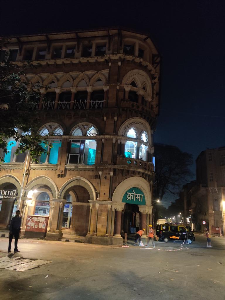 Rohit38169722's tweet photo. Veer Nariman road. Elphinstone bulingg honeymoon circle Garden main Night main Kam chal raha hai pure road pe Kanch  gira hai uski wajah se meri gand gir gya night main inko kon permission deta hai @MumbaiPolice @mybmc @mybmcWardA https://t.co/imeDXhi7ux
