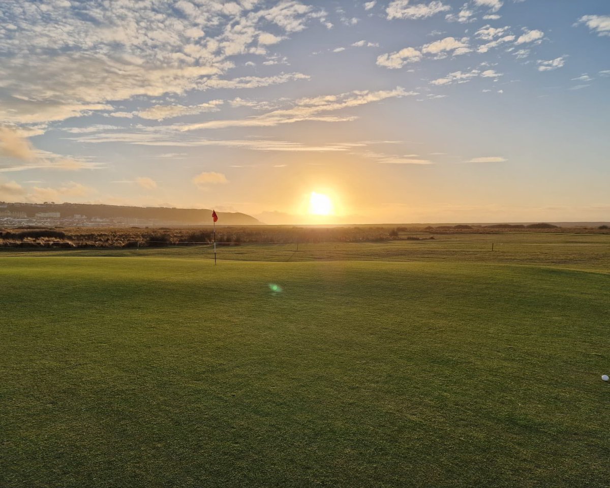 Chasing the light 🌅⛳️

#TheRoyalNorthDevonGolfClub #LinksGolf #DevonGolf #Top100GolfCourse #17thHole #Twilight