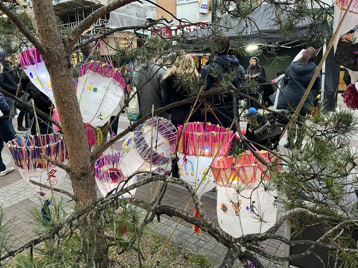 ElthamLibrary's tweet photo. We visited the @ElthamArts #FillTheLight event this evening to see some of the lovely lanterns made at the library workshops. We love a sing along and there was lots opportunities for audience participation and lantern waving!
@GreenwichLibs @Royal_Greenwich https://t.co/EO76p6owVJ