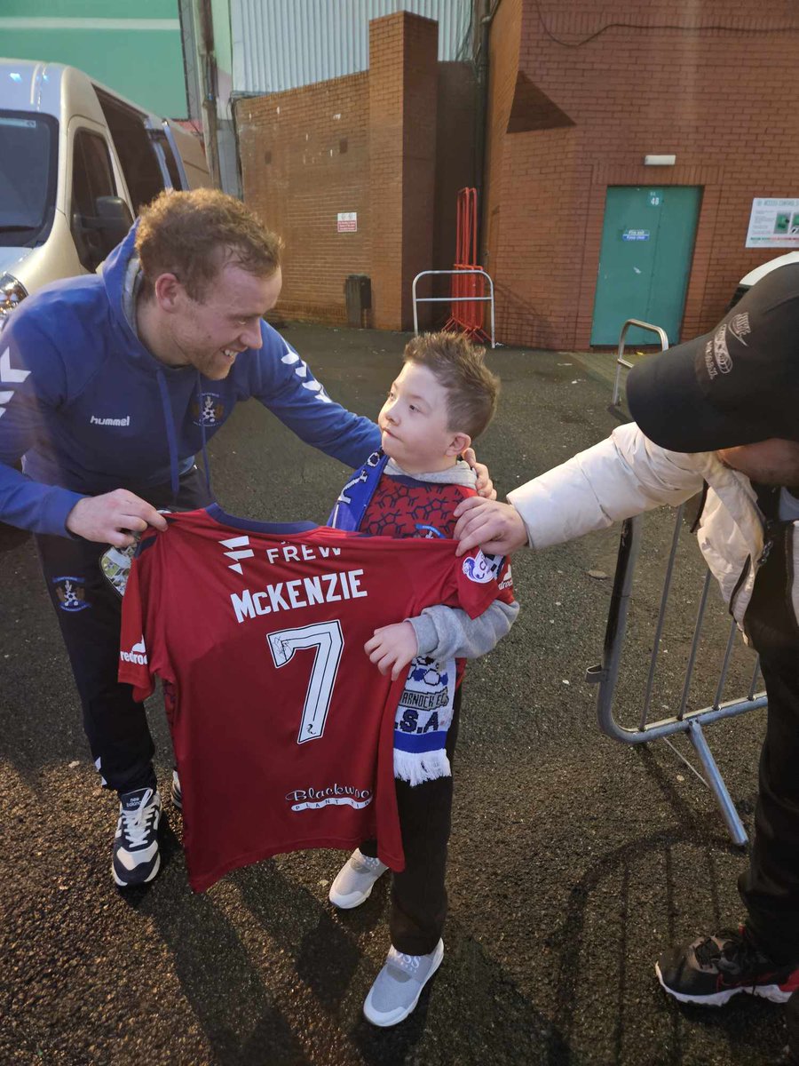 Seanmcgowan1992's tweet photo. Thanks to all the staff and players @KilmarnockFC. Went over and above for my wee guy after the match today. We are very grateful for everything this club has done for Shay over the last two seasons. He was buzzing to meet his hero and can't wait till next week already #killie https://t.co/vWfPC3XcVg
