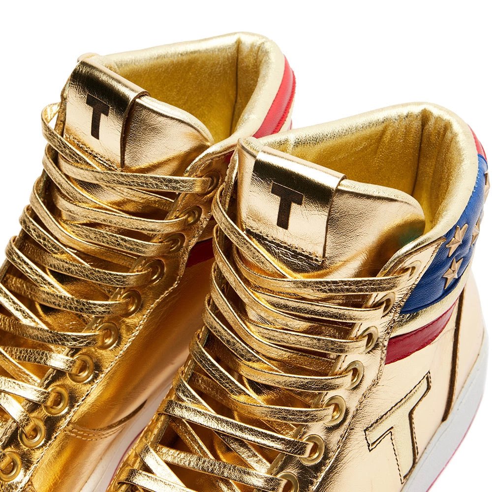 KicksFinder's tweet image. .@realDonaldTrump debuts “The Never Surrender High-Tops” at @SneakerCon Philadelphia. Limited to 1000 pairs

“They're for the go-getters who don't know the word quit. With a standout gold finish and the 'T' badge, these kicks are for true Patriots. Wrapped with an American flag…