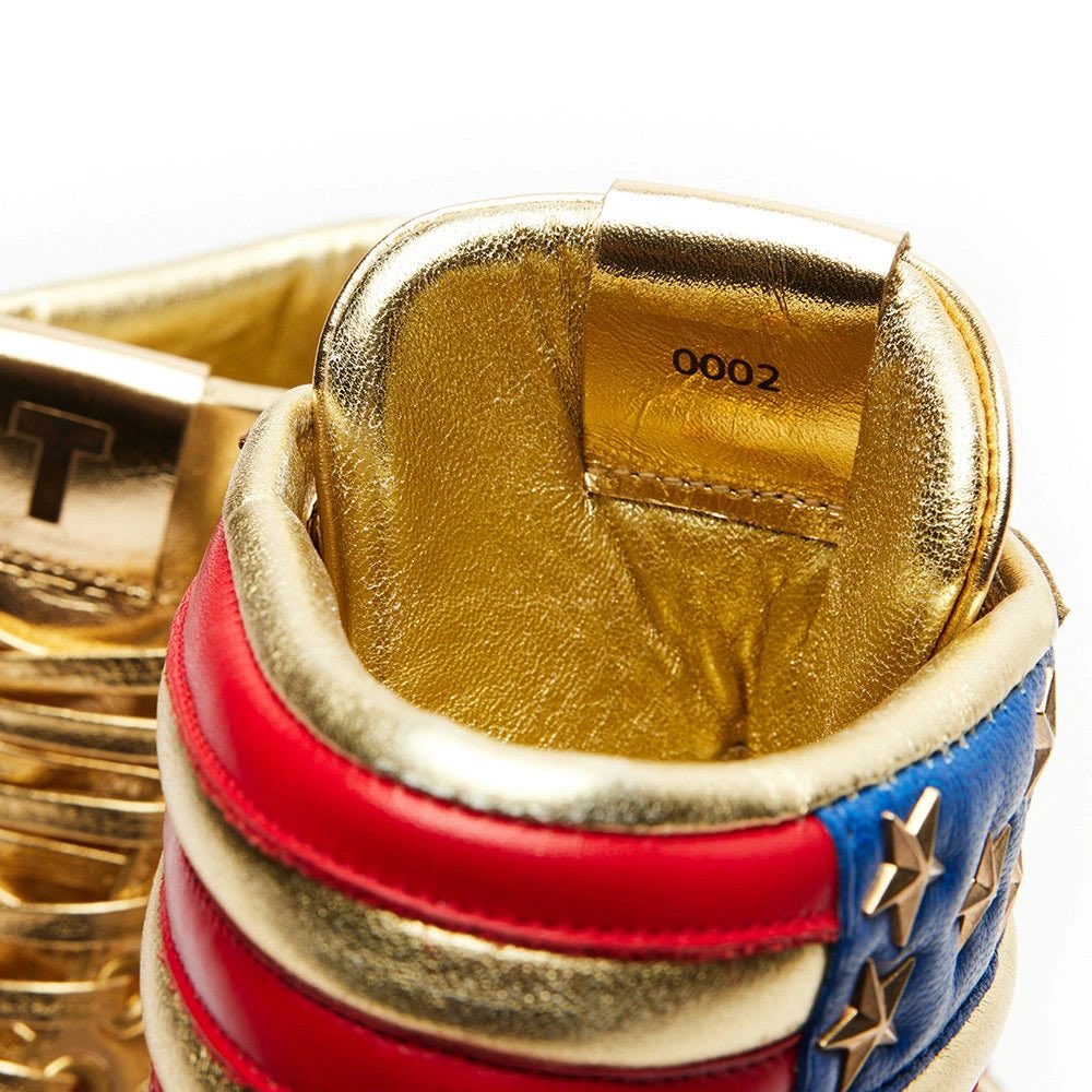 KicksFinder's tweet image. .@realDonaldTrump debuts “The Never Surrender High-Tops” at @SneakerCon Philadelphia. Limited to 1000 pairs

“They're for the go-getters who don't know the word quit. With a standout gold finish and the 'T' badge, these kicks are for true Patriots. Wrapped with an American flag…