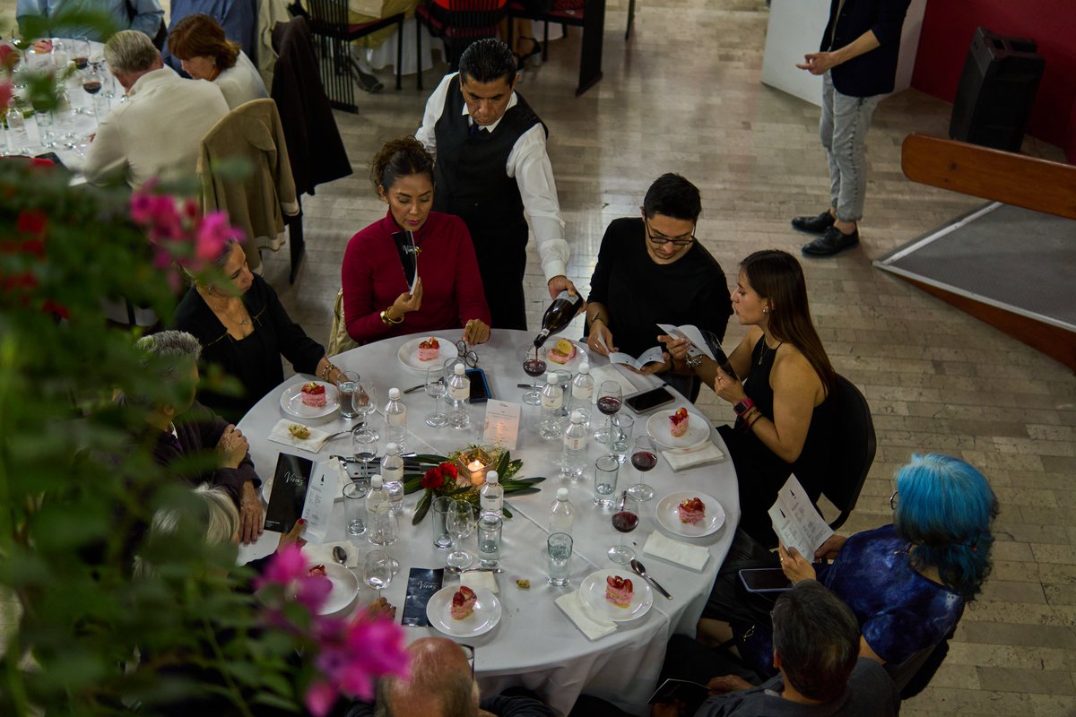 🇫🇷Así se vivió la Noche de Vinos🍷
Gracias a todos por acompañarnos y disfrutar de los increíbles vinos a cargo de La Llanura y de los deliciosos platillos de Dély D'or
Nos vemos en la próxima.🌌
