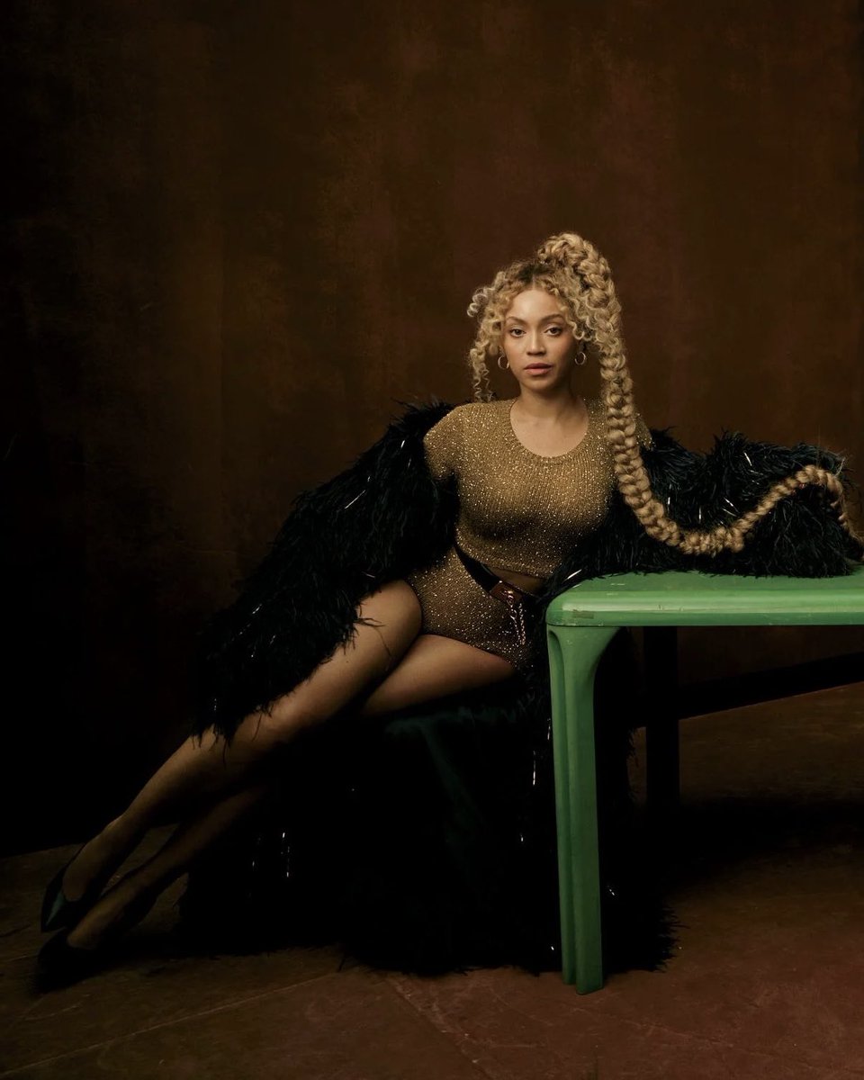 beyoncebrasil's tweet photo. 🚨 Beyoncé para a revista Essence sobre como surgiu seu sonho de ser artista: 

“Foi no salão dela (Tina) que eu percebi meu sonho de ser uma artista – inspirada por uma de suas clientes que era cantora de ópera. Fiquei fascinada pelas histórias dela sobre uma recente viagem à Alemanha. Em êxtase, lembro-me distintamente de dizer à minha mãe que eu queria ser como sua cliente.”