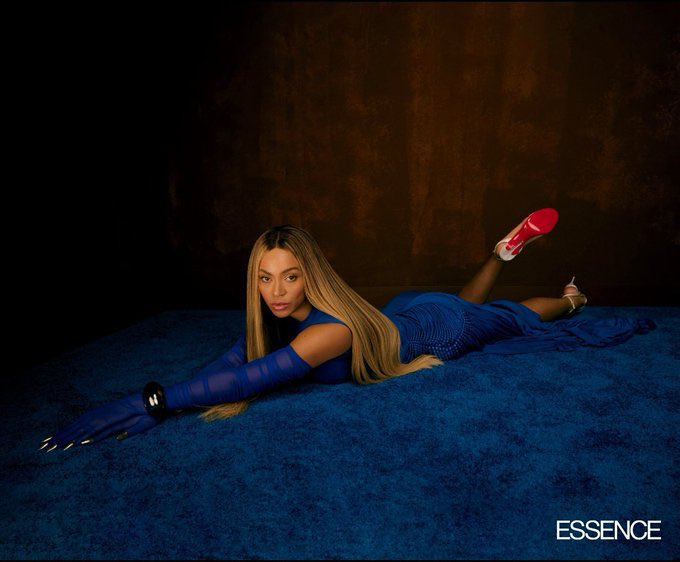 beyhivecombr's tweet photo. ➡️ Beyoncé fala como cuida do cabelo ao mesmo tempo em que utiliza tantos penteados e ainda o descolore.

“O que salva meu cabelo é a tecnologia da fórmula que criamos para nossos produtos CÉCRED. É uma fermentação feita de mel e queratina que ajuda a impedir a quebra do cabelo e a devolver o brilho. A tecnologia nos produtos é eficaz o suficiente para que eu não precise manipular meu cabelo exageradamente enquanto eu lavo.

Muitas pessoas não sabem como é fácil sobrecarregar o cabelo devido ao uso excessivo de produtos errados. O acúmulo impede que o cabelo receba os melhores resultados dos produtos. Eu tento ser gentil com meu cabelo. A espuma do nosso Shampoo Clarificante e Esfoliante para Couro Cabeludo sem silicone é muito relaxante e deixa meu cabelo e couro cabeludo muito limpos, sem retirar a umidade.

Além de usar os produtos, uso cabelos coloridos, alisados e naturais tanto quanto uso estilos protetores, dependendo do que estou fazendo. Eu também uso óleo no couro cabeludo por baixo das tranças. Quando solto as tranças, me concentro em limpar e hidratar o cabelo antes de prendê-lo novamente de forma mais protetora.

Gosto de ver essas rotinas mais como rituais, porque o cuidado e o amor que você dá ao seu cabelo é um processo especial e íntimo que tendemos a ignorar.”
