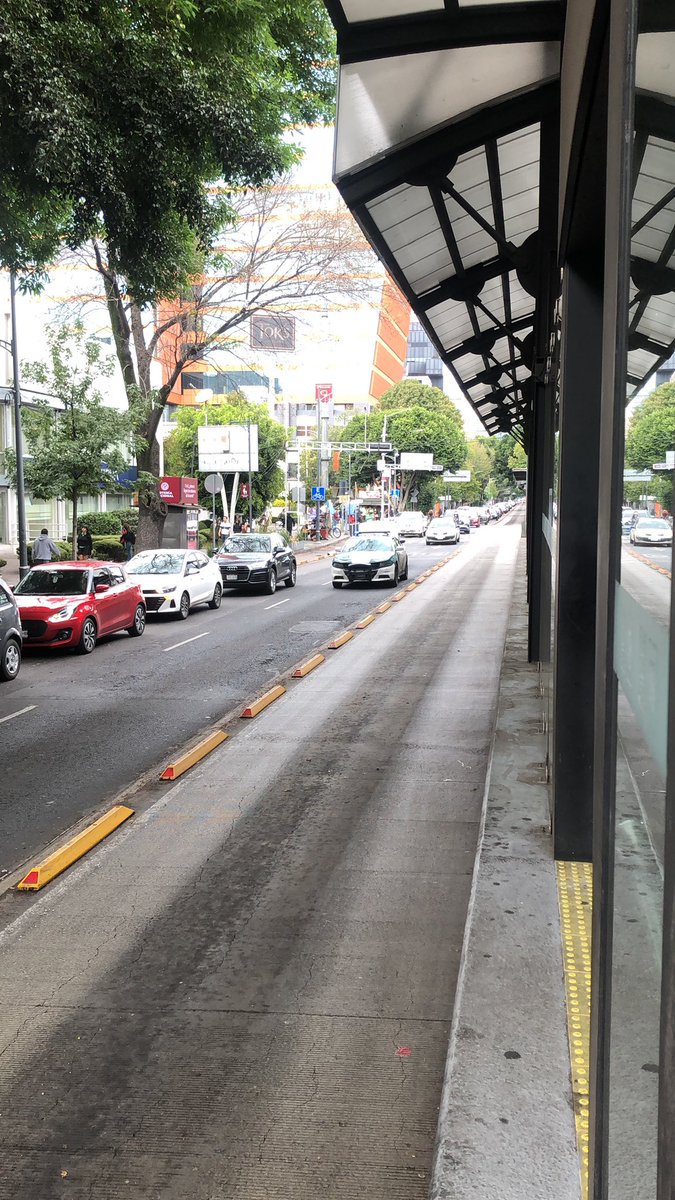 andresbala's tweet photo. @MetrobusCDMX y seguimos en Felix Cuevas esperando que pare un caminero, solo paran en la otra Felix Cuevas la del lado norte https://t.co/bzwK9D7P33