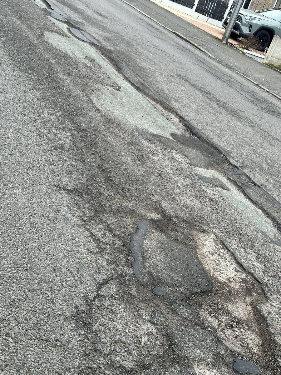 Lynchy_Stryder's tweet photo. @Derbyshirecc Please can you sort the roads in Chesterfield out. Drivers pay a lot of tax to drive on roads no better than off-road tracks. Pics attached is Boythorpe Rd. Please do a proper job are resurface the road. #torieslettingusdown #chesterfieldroads @tobyperkinsmp https://t.co/9FReJ7e9Wt