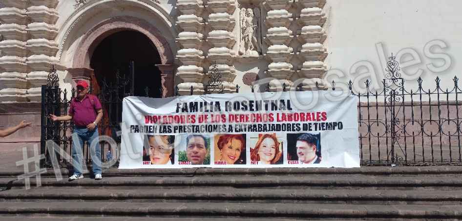 #NOTICIAS -🚨 LO ÚLTIMO 🚨
Ex empleados de Diario Tiempo colocan pancarta en el Parque Central de Tegucigalpa, exigiendo el pago de sus prestaciones a la familia Rosenthal.
#NoticiasRosales