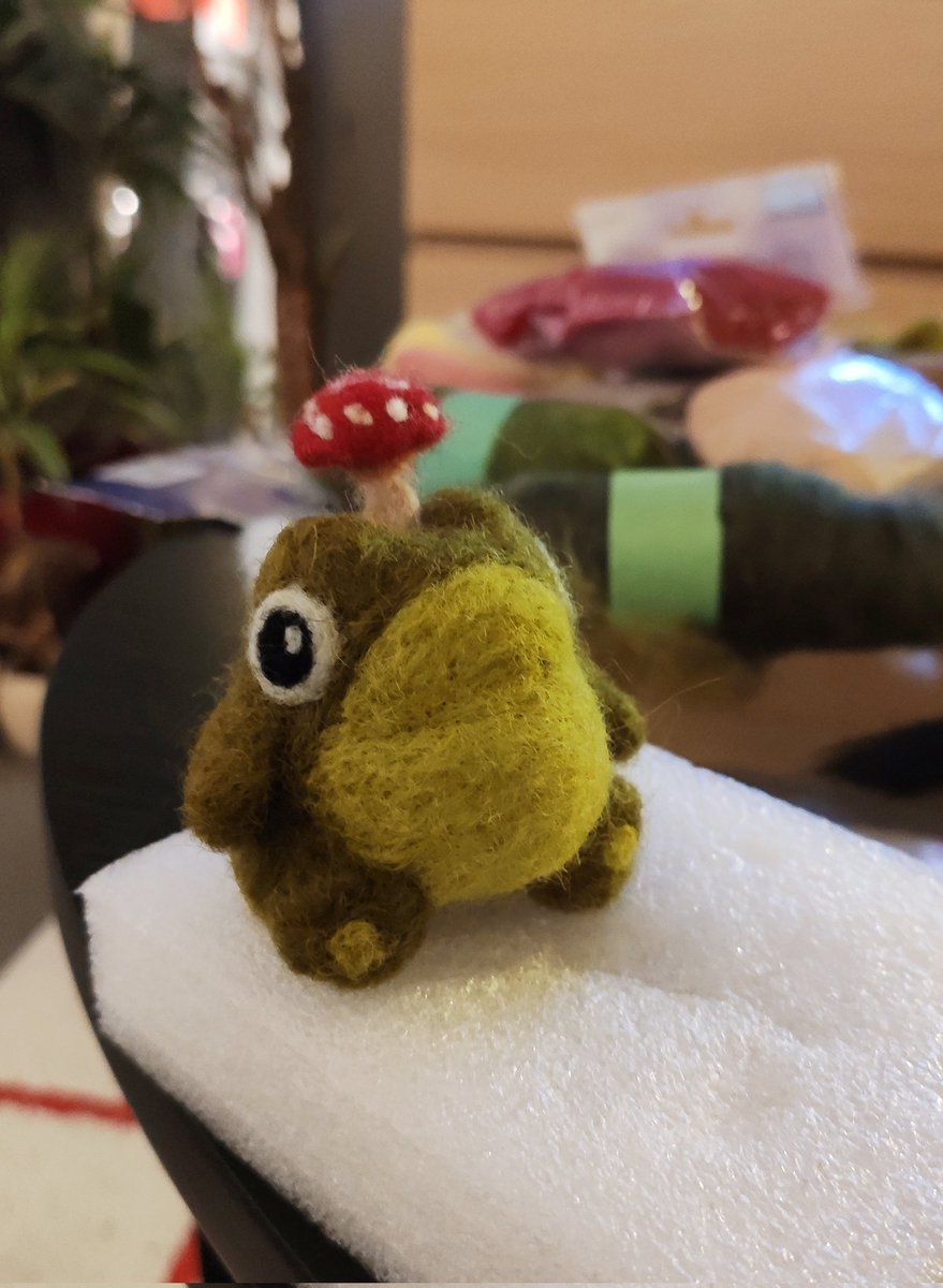 had a go at felting my lil' frog 🐸✨🍄