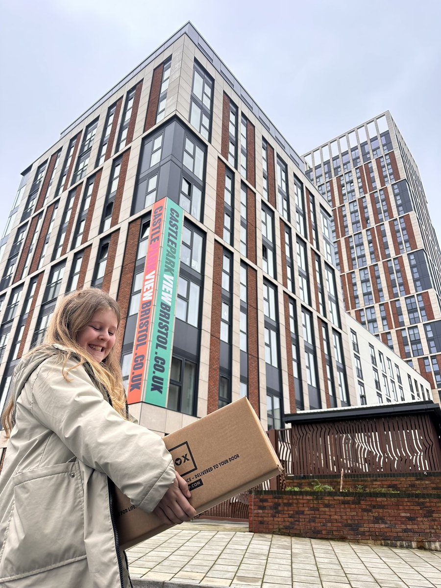 getonmyland's tweet image. First time out and about delivering for a while and first box we had to find someone’s pad in this new block! At least I had my little helper, half term labour of love. #meatbox #meatboxdelivery #regenfoods #DRIVINGMECRAZY