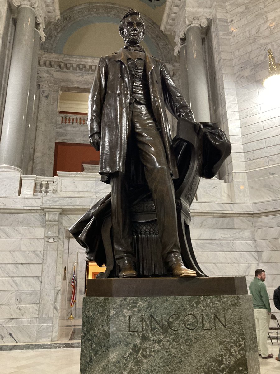 Our Leadership Murray class had a great visit to Frankfort, learning about Kentucky’s state capitol and seeing the passing of House Bill 400 as progress continues toward a new School of Veterinary Medicine at Murray State. Thank you to everyone who advocates for our region!