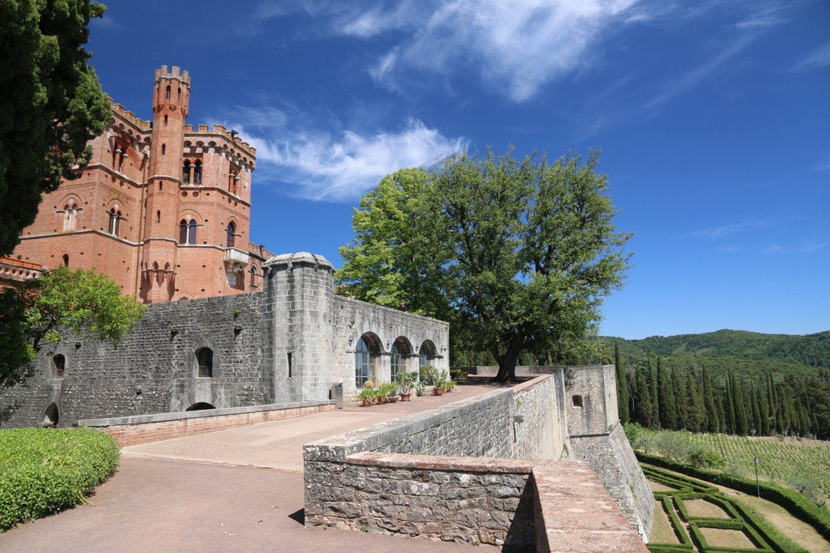 VisitTuscany's tweet photo. Sublime weather, delicious food... a quiet life surrounded by beautiful landscapes: here are 5 of the most popular #retirementdestinations under the #TuscanSun https://t.co/65q7PlbcM0
Photo © Ben n Rebecca McIntyre https://t.co/RW2EUX1QGm