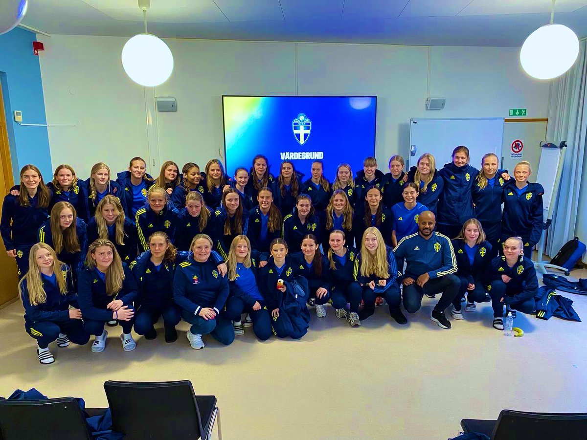 tecle_thomas's tweet photo. Inspirerande att tillsammans med min kollega Petra Engberg få prata värdegrund med F16/08-landslaget under deras samling på Bosön. Det blev mycket bra samtal med kloka spelare och ledare 💙💛 https://t.co/VORtcSddgF