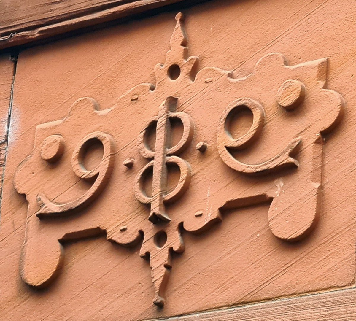 I came across this rather unusual date plate on Blackfriars Street in Glasgow today. I'm presuming the date is 1899, but the mirror symmetry in the numbers is not something I've come across before.

#glasgow #architecture #glasgowbuildings #dateplate #mirrorsymmetry #merchantcity
