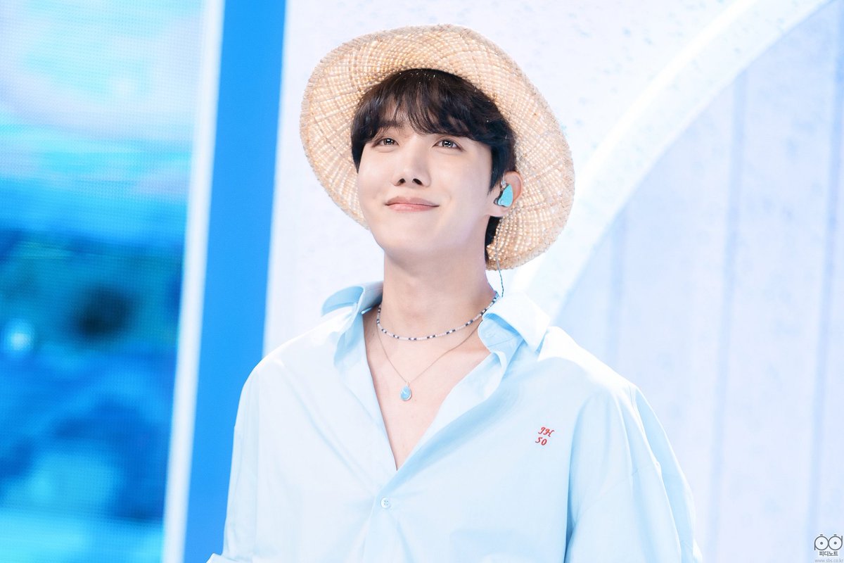 mzz_batman's tweet photo. Happy Birthday to our sunshine Hobi 🌞🤗💜 @BTS_twt #HappyBirthdayJhope #JHOPEDAY #AsAlwaysWithJhope #jhopeBornToBeOnStage #jhopeOurPathToHope #GwangjuPrinceJhope #jhopeAllRounderArtist #TheAceOfKpop_jhope #jhopeDanceProdigy #HopeIsInTheAir #JackInTheBoxByJHope https://t.co/C6CSbVHIp9